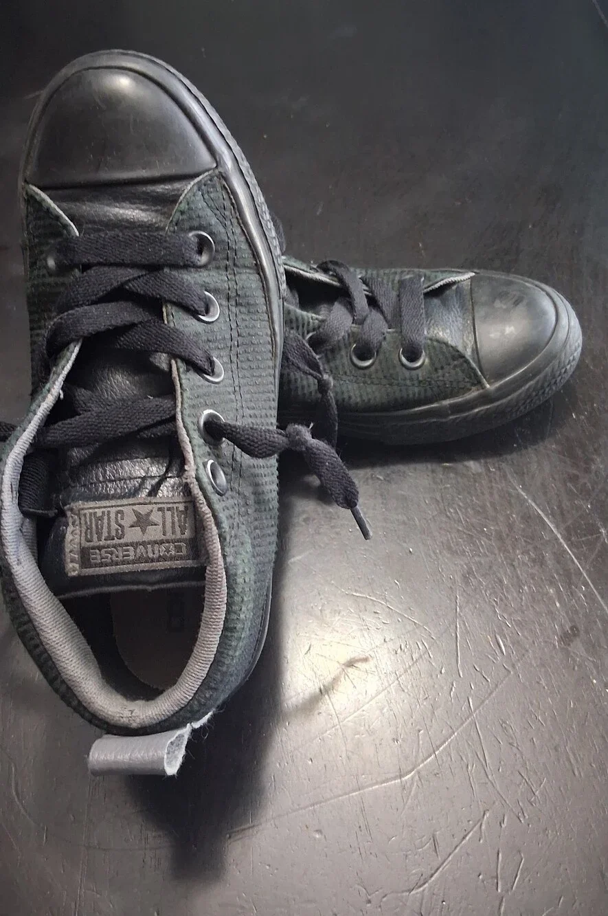 Converse Boy's Chuck Taylor All Star Axel Mid-top Sneakers. Size 1